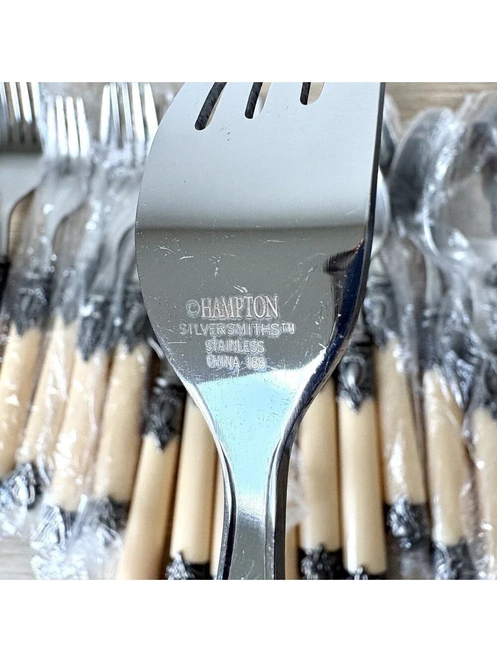 20 Pc Hampton Silversmith San Remo Cream Handle Stainless Flatware Set